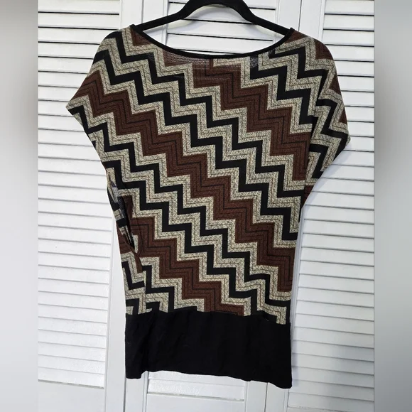 🟢 Chevron Patterned Top - Picture 3 of 3